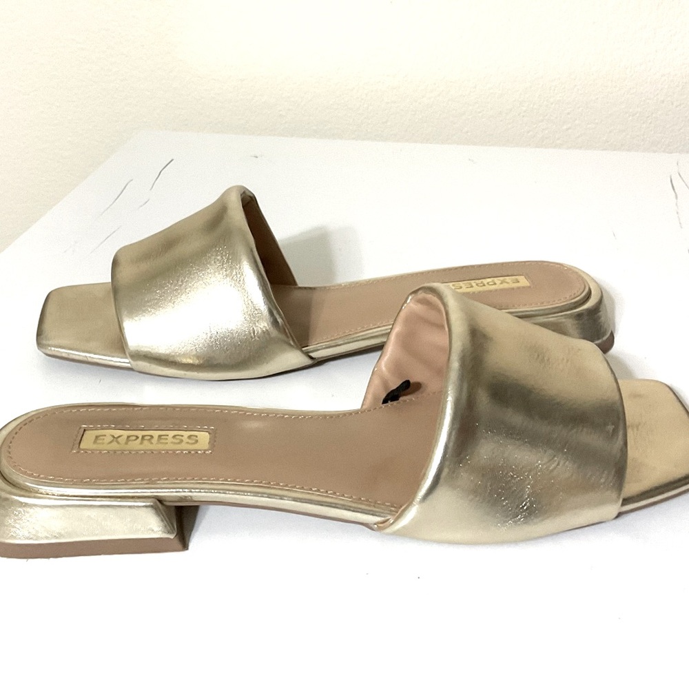 EXPRESS Metallic Gold Thick Strap Flat Sandals 8 - Picture 6 of 11